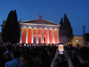 Atina, Yunanistan - 3 Mayıs 2025: 2025 Atina Şehir Festivali sırasında yanan sütunlarla Zappeion binası önünde gece yarısı açık hava konseri