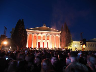 Atina, Yunanistan - 3 Mayıs 2025: Zappeion, 2025 Atina Şehir Festivali 'nde coşkulu bir atmosfer yaratarak büyük bir kalabalığın önünde toplandığı gece aydınlandı