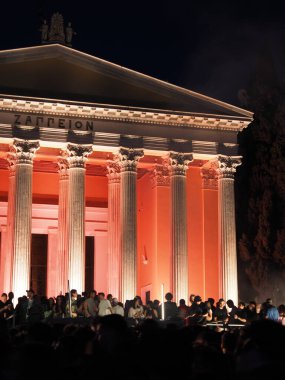 Atina, Yunanistan - 3 Mayıs 2025: Aydınlatılmış sütunlarla Zappeion, Atina Şehir Festivali 2025 'te parti yapan bir kalabalıkla çevrili