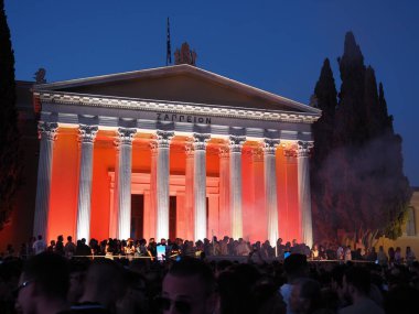 Atina, Yunanistan - 3 Mayıs 2025: Zappeion, Atina Şehir Festivali 2025 gecesi kalabalık tarafından çevrelenmiş canlı kırmızı ve beyaz ışıklarla aydınlatıldı