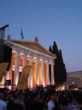 Atina, Yunanistan - 3 Mayıs 2025: Zappeion sütunları alacakaranlıkta parlarken, Atina Şehir Festivali 2025 sırasında aşağıda bir kalabalık görülüyor