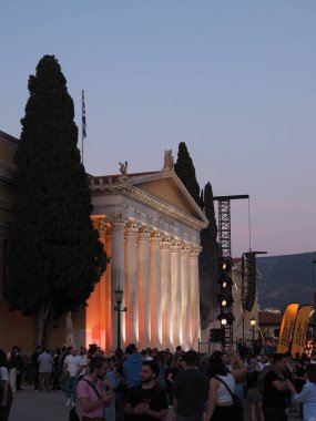 Atina, Yunanistan - 3 Mayıs 2025: 2025 Atina Şehir Festivali sırasında renkli gökyüzüne karşı alacakaranlıkla kalabalık Zappeion Meydanı