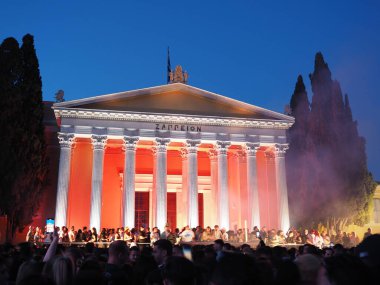 Atina, Yunanistan - 3 Mayıs 2025: Atina 'daki Zappeion Hall, 2025 Atina Şehir Festivali' nde toplanan kalabalıkla gece aydınlandı