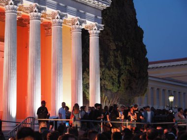Atina, Yunanistan - 3 Mayıs 2025: Aydınlatılmış Zappeion 'da akşam etkinliği için kalabalık toplandı, Atina Şehir Festivali 2025' te turuncu ışık