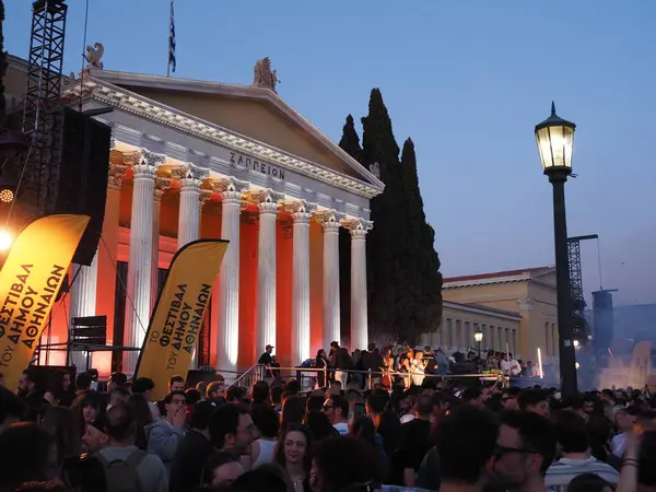 Atina, Yunanistan - 3 Mayıs 2025: Aydınlanmış Zappeion binası önünde 2025 Atina Şehir Festivali sütunlarıyla büyük bir kalabalığın katıldığı gece etkinliği
