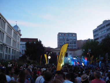 Atina, Yunanistan - 4 Mayıs 2025: Atina Şehir Festivali 2025 'teki binalarla çevrili şehir meydanında renkli sahne ışıklarıyla kalabalık bir akşam konseri