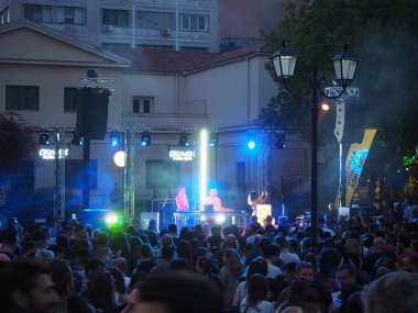 Atina, Yunanistan - 4 Mayıs 2025: 2025 Atina Şehir Festivali sırasında renkli sahne ışıkları ve kalabalık ile gece yarısı açık hava konseri