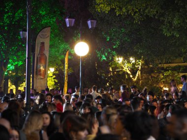 Atina, Yunanistan - 4 Mayıs 2025: 2025 Atina Şehir Festivali sırasında yanan ağaçlar ve dekoratif ışıklandırmalı bir parti için gece büyük bir kalabalık toplandı