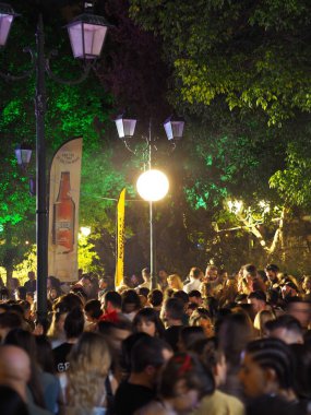 Atina, Yunanistan - 4 Mayıs 2025: 2025 Atina Şehir Festivali sırasında gece kalabalık açık hava manzarası