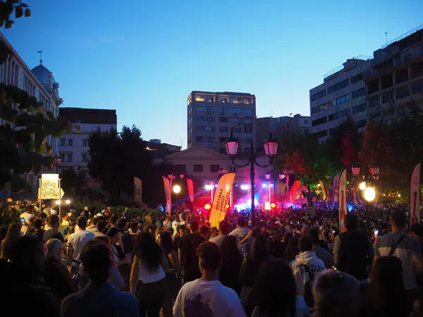 Atina, Yunanistan - 4 Mayıs 2025: 2025 Atina Şehir Festivali sırasında kalabalık Atina meydanında renkli ışık ve süslemelerle bir araya geldi