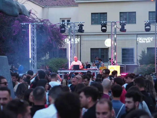 Atina, Yunanistan - 4 Mayıs 2025: Atina Şehir Festivali 2025 'te bir DJ' in sahne aldığı açık hava etkinliğinde kalabalık toplandı