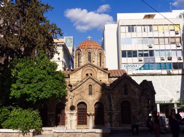 Atina, Yunanistan - 31 Mayıs 2025: Bizans tarzı Panaghia Kapnikarea Kilisesi, Atina caddesi, Yunanistan 'da modern mimariyle çevrili kubbeli çatı