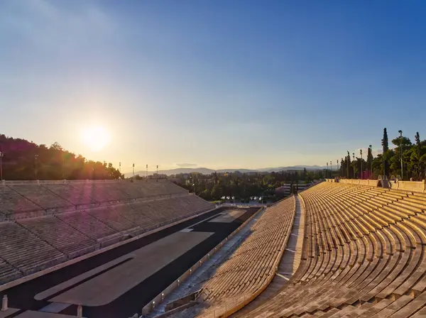Yunanistan 'ın Atina kentindeki Panathenaic Stadyumu' nun panoramik manzarası, günbatımında arka planda manzarayla birlikte