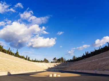 Geniş açılı Panathenaic Stadyumu mermer koltuklu parlak mavi gökyüzü ve kabarık bulutlu