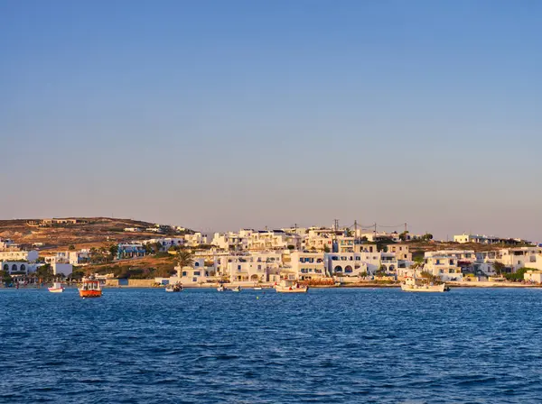 Resimli Yunan Koufonisi adası kıyı şeridi boyunca tipik beyaz evler, önü mavi deniz. Koufonisia Adaları, Kiklad Adaları, Yunanistan
