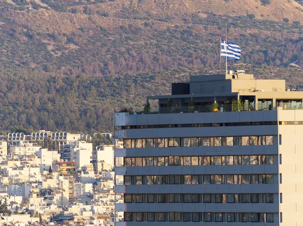 Günbatımı renklerinin altında gökdelen görünen Atina manzarası. Atina, Yunanistan