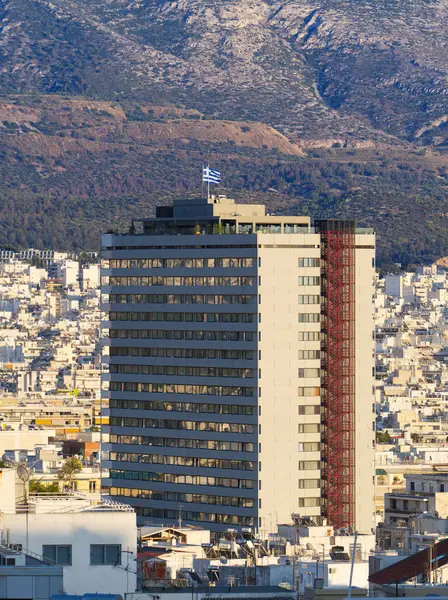 Günbatımı renklerinin altında gökdelen görünen Atina manzarası. Atina, Yunanistan