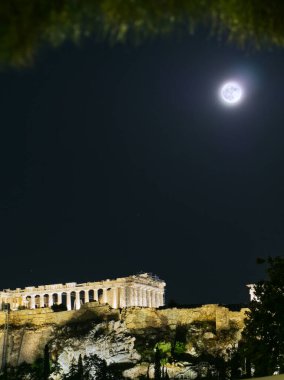 Yunanistan 'ın Atina kentindeki Akropolis tepesinde Parthenon' da Haziran gecesi gökyüzünde çilekli bir dolunayla aydınlandı