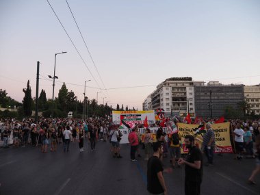 Atina, Yunanistan - 10 Ağustos 2025: Filistin hakkında alacakaranlıkta kentte pankart ve bayrak taşıyan protestocular kalabalığı