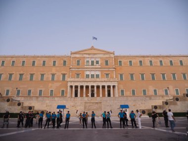 Atina, Yunanistan - 10 Ağustos 2025: Atina 'daki Yunan Parlamentosu, neoklasik binanın önünde nöbet tutan evzonlarıyla