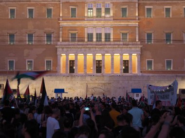 Atina, Yunanistan - 10 Ağustos 2025: Yunan Parlamentosu binası önünde büyük bir kalabalık toplandı ve Filistin hakkında protesto işaretleri görülüyor