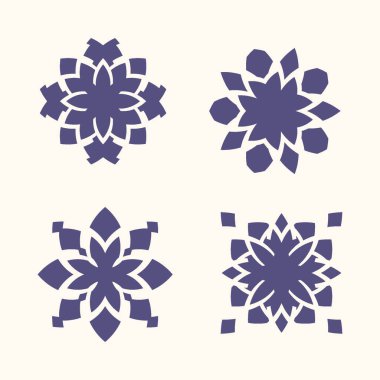 Beyaz arka planda dört çiçek süsü var. Bu dekoratif elementler mavi renklidir ve desen, tasarım veya dekorasyon olarak kullanılabilir. Çeşitli yaratıcı projeler için uygunlar..