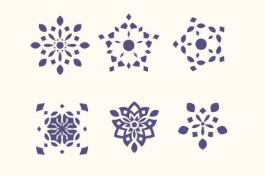 Beyaz arka planda izole edilmiş bir kar tanesi desenleri koleksiyonu. Bu tasarımlar geometrik ve dekoratif, kış, Noel veya tatil temalı projeler için mükemmel. Süsler ya da grafik tasarım elementleri için kullanın.