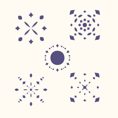 Beyaz arka planda izole edilmiş dekoratif şekilli bir geometrik desen. Bu tasarım simetrik ve görsel olarak çekici bir kompozisyonda düzenlenmiş çeşitli geometrik elementleri içerir. Arka plan, tekstil ve tasarımlar için mükemmel..