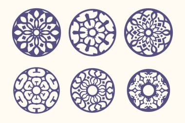 Beyaz arka planda izole edilmiş altı süs mandala tasarımından oluşan bir koleksiyon. Bu karmaşık desenler çiçekli ve geometrik elementlere sahiptir. Her projeye zarafet ve maneviyat katmak için mükemmeldir. Dövmeler ve dekorasyonlar için ideal.