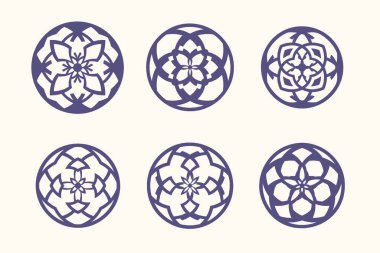 Beyaz arka planda izole edilmiş biçimlendirilmiş çiçeklerin kusursuz deseni. Bu geometrik tasarım, çeşitli dekoratif amaçlar için modern ve zarif bir doku oluşturarak dairesel bir düzende çiçeklerin tekrarlanmasını içerir..