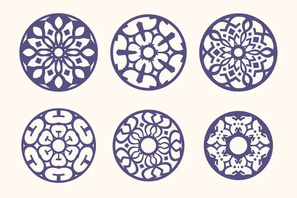 Beyaz arka planda izole edilmiş altı süs mandala tasarımından oluşan bir koleksiyon. Bu karmaşık desenler çiçekli ve geometrik elementlere sahiptir. Her projeye zarafet ve maneviyat katmak için mükemmeldir. Dövmeler ve dekorasyonlar için ideal.