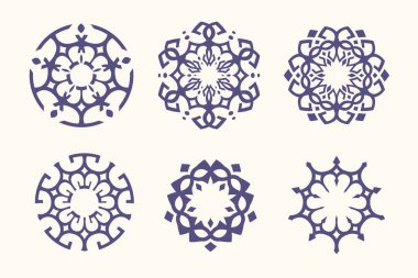 Beyaz arka planda izole edilmiş altı dekoratif mandala koleksiyonu. Bu geometrik tasarımlar, herhangi bir projeye etnik veya klasik bir dokunuş eklemek için mükemmel, karmaşık desenler ve süslemeli şekiller içerir. Arkaplan beyaz.