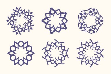 Beyaz arka planda izole edilmiş altı süs mandalası seti. Bu geometrik tasarımlar çiçek ve soyut elementler içerir, dekoratif desenler, arkaplanlar veya grafik tasarım projeleri için mükemmeldir.