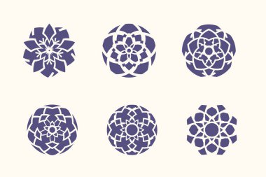 Beyaz arka planda izole edilmiş altı süs mandala deseninden oluşan bir koleksiyon. Bu tasarımlar, herhangi bir projeye zarafet katmak için mükemmel, karmaşık geometrik şekiller ve çiçek elementleri içerir.. 