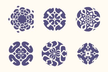 Beyaz arka planda izole edilmiş altı soyut mandala deseninden oluşan bir koleksiyon. Bu tasarımlar, dekoratif amaçlar için mükemmel, karmaşık geometrik şekiller ve çiçek elementleri içerir. Şablonlar klasik bir stil ve doğuya özgü bir yeteneği çağrıştırıyor..