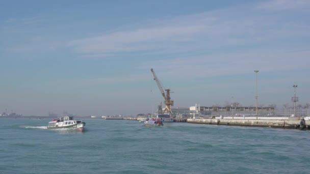 Венеция Италия Августа 2022 Года Vaporetto Operating Industrial Port Высококачественные — стоковое видео