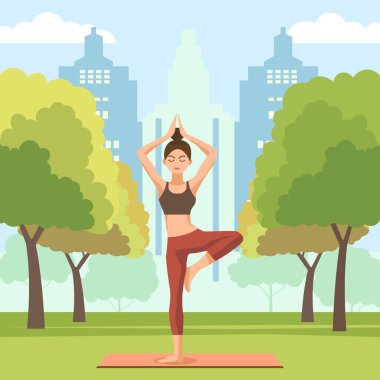 Şehir Parkı 'nda Şehir Binası ile Yoga Poz Spor Meditasyonu Yapan Kadın