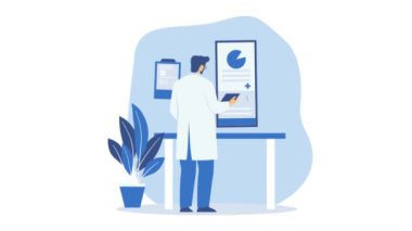 Erkek Doktorun Görüntüsü Kalp Atışı Verisini Ekranda Bilgiyle Analiz Ediyor