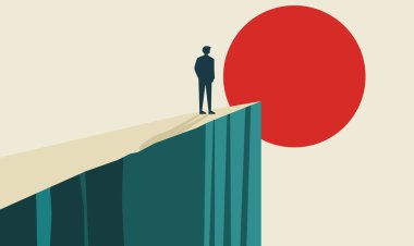 Man Silhouette Rocky Cliff Top Manzarasında Sabah Güneşiyle Başarı Sembolü Olarak Duruyor