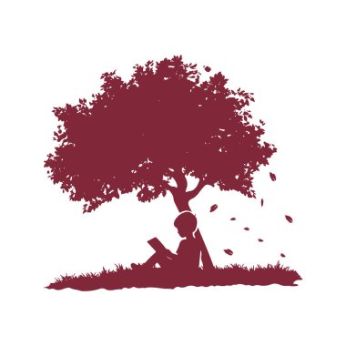 Küçük Çocuk Ağacın Altında Kitapla Oturuyor