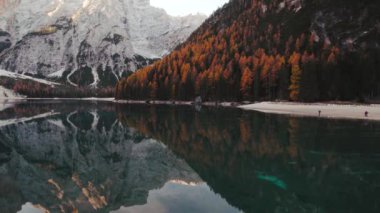 Lago di Braies Pragser Wildsee Dolomites 'in 4K Güz Çekimi İtalya 2022. Yüksek kalite 4k görüntü