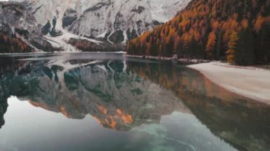 Lago di Braies Pragser Wildsee Dolomites 'in 4K Güz Çekimi İtalya 2022. Yüksek kalite 4k görüntü