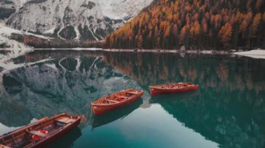 Lago di Braies Pragser Wildsee Dolomites 'in 4K Güz Çekimi İtalya 2022. Yüksek kalite 4k görüntü