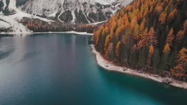 Lago di Braies Pragser Wildsee Dolomites 'in 4K Güz Çekimi İtalya 2022. Yüksek kalite 4k görüntü
