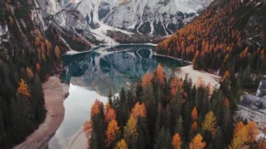 Lago di Braies Pragser Wildsee Dolomites 'in 4K Güz Çekimi İtalya 2022. Yüksek kalite 4k görüntü
