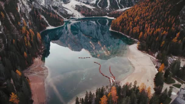 Fall Autumn Filmación Del Lago Braies Pragser Wildsee Dolomites Italia — Vídeos de Stock