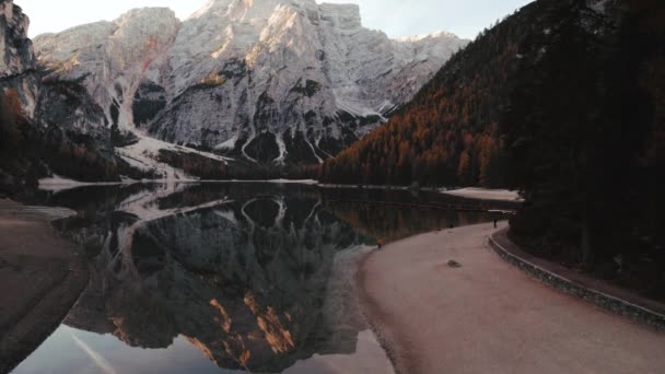 4K秋天Lago Braies Pragser Wildsee Dolomites意大利2022的镜头 高质量的4K镜头 — 图库视频影像