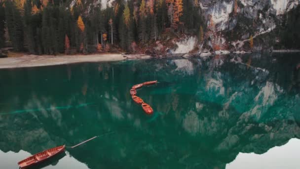 Fall Autumn Filmación Del Lago Braies Pragser Wildsee Dolomites Italia — Vídeo de stock