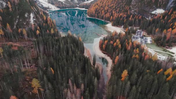 Fall Autumn Filmación Del Lago Braies Pragser Wildsee Dolomites Italia — Vídeos de Stock