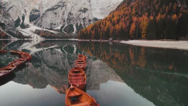 Φθινοπωρινά Πλάνα Του Lago Braies Pragser Wildsee Dolomites Ιταλία 2022 — Αρχείο Βίντεο